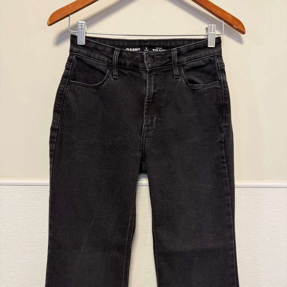 Women's Old Navy High-Rise Wow Flare Jeans in Black, Size 0 Short Bell Bottoms - Picture 2 of 16